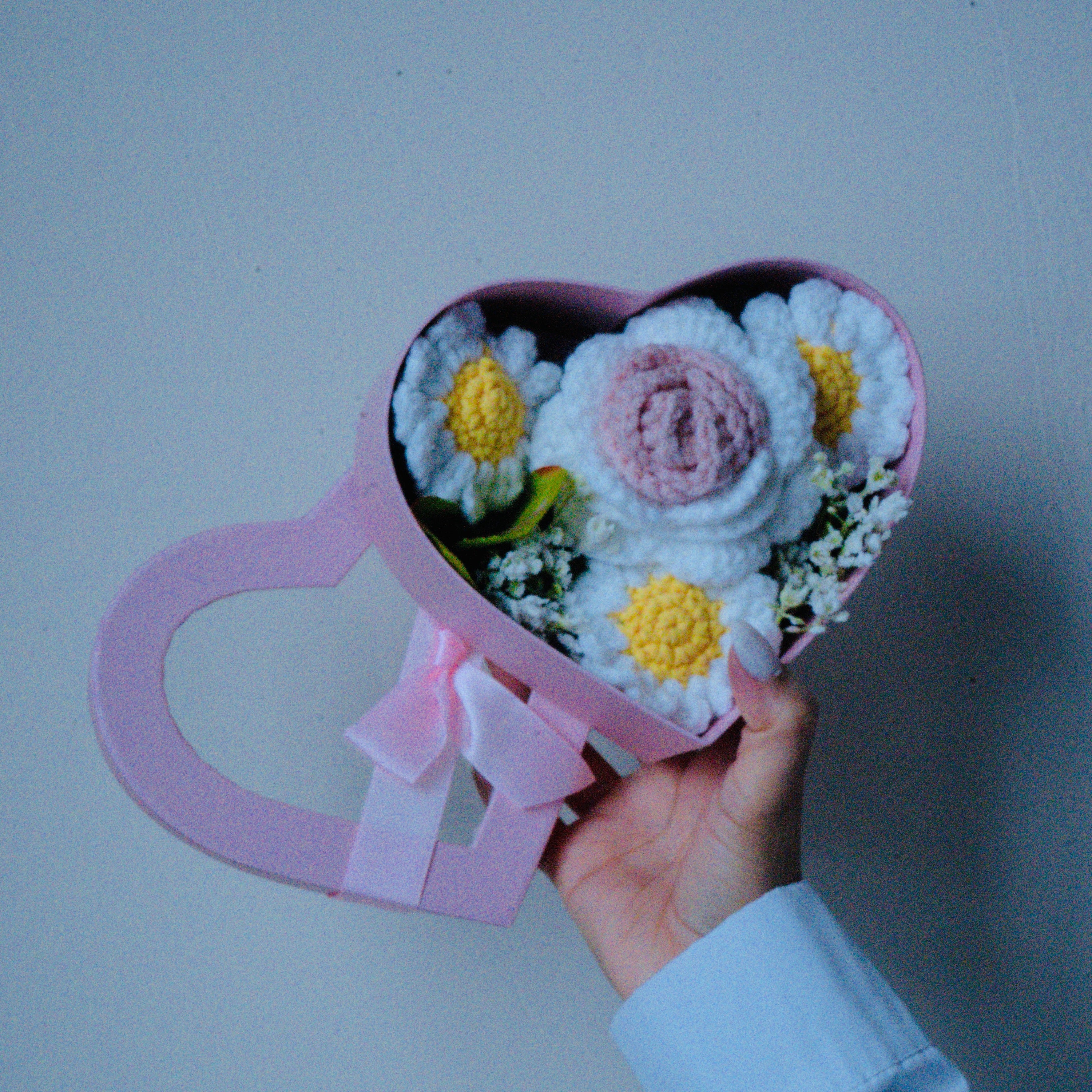 Pink Heart Box – White Rose & Daisies