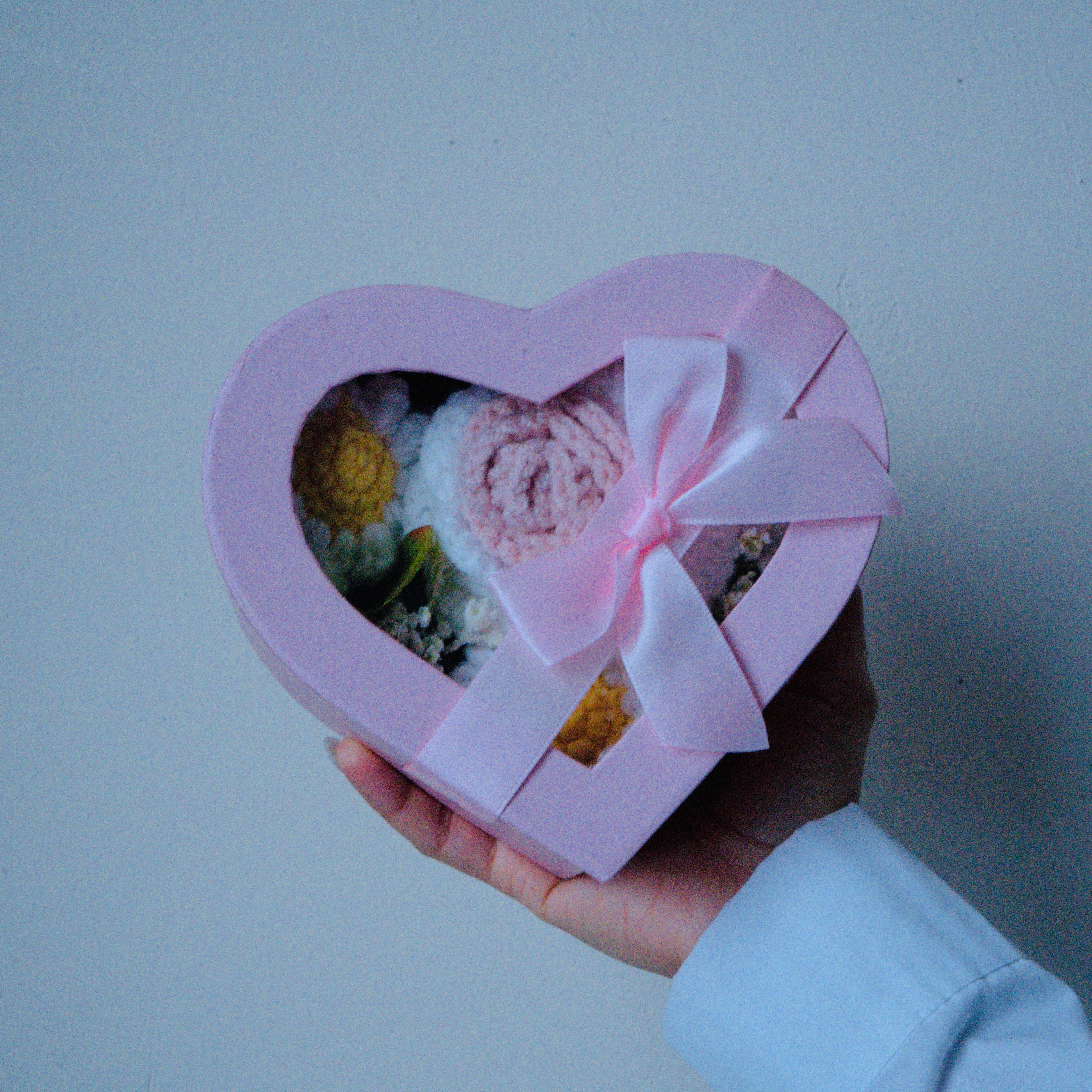 Pink Heart Box – White Rose & Daisies